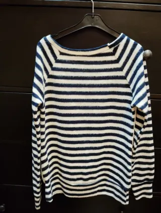 Sudadera blanca y azul marino