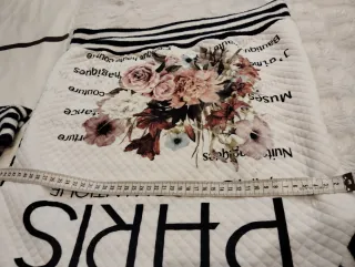 Sudadera blanca y azul marino