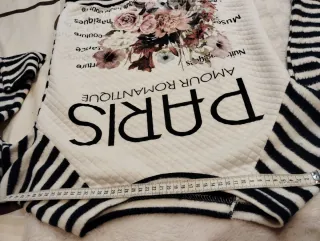 Sudadera blanca y azul marino