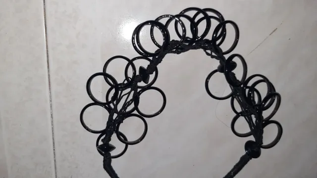 Collar negro con aros.