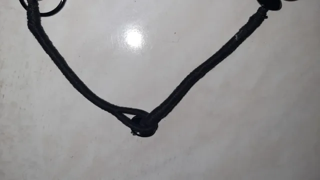 Collar negro con aros.