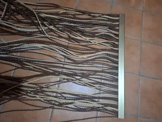 Cortina de puerta beige y marrón