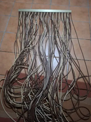 Cortina de puerta beige y marrón