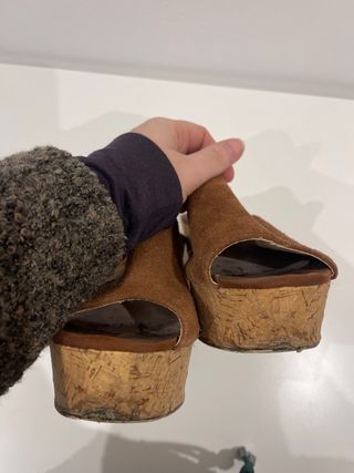 Sandalias cuña ante marrón