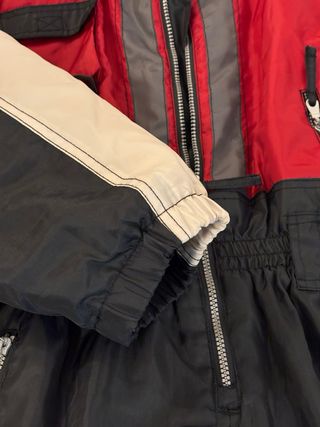 Mono de esquí vintage rojo y negro