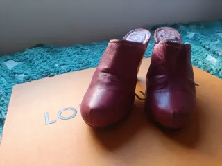 Zuecos rojos de tacón piel