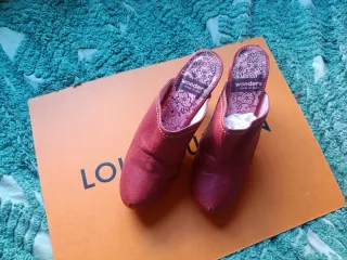 Zuecos rojos de tacón piel