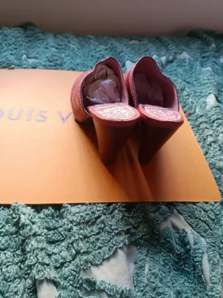 Zuecos rojos de tacón piel