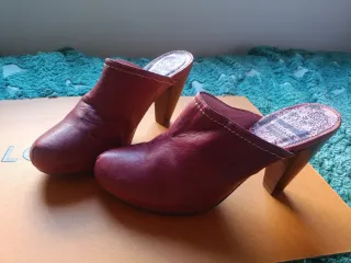 Zuecos rojos de tacón piel