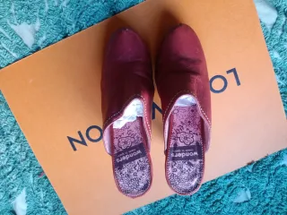 Zuecos rojos de tacón piel