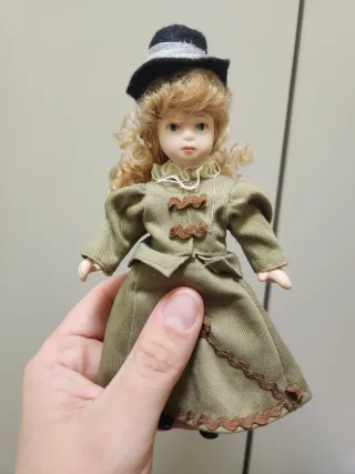 Muñeca de porcelana antigua