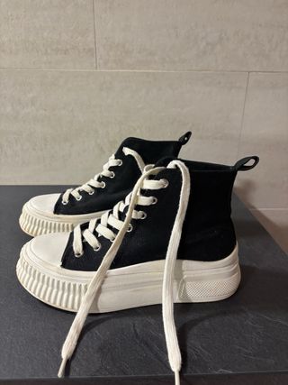 Bambas tipo Converse negras y blancas