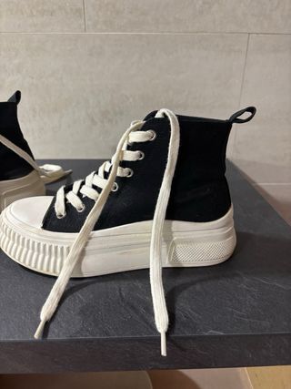 Bambas tipo Converse negras y blancas