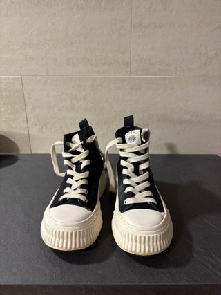 Bambas tipo Converse negras y blancas