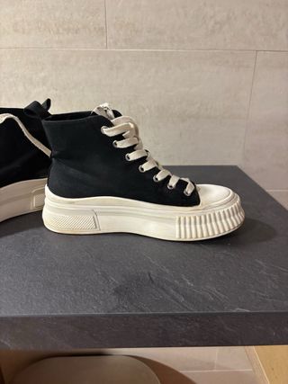 Bambas tipo Converse negras y blancas