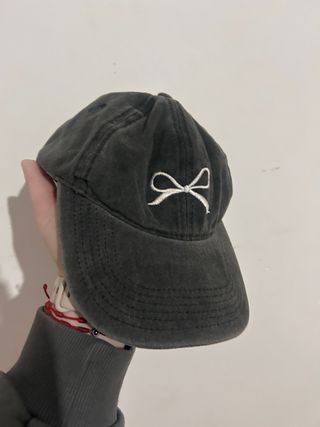 Gorra negra con lazo blanco bordado