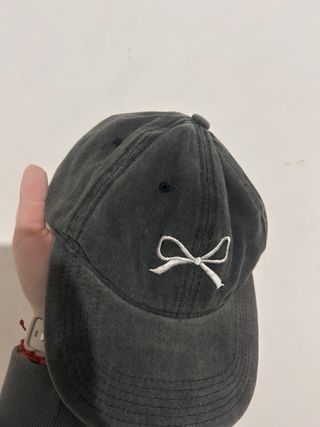 Gorra negra con lazo blanco bordado