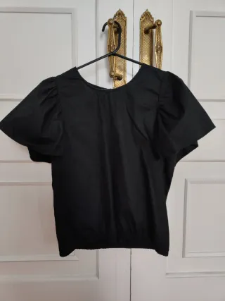 Camiseta negra manga abullonada