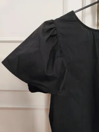 Camiseta negra manga abullonada