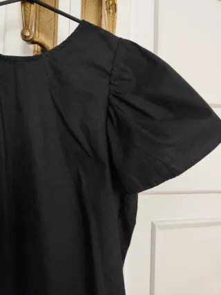 Camiseta negra manga abullonada