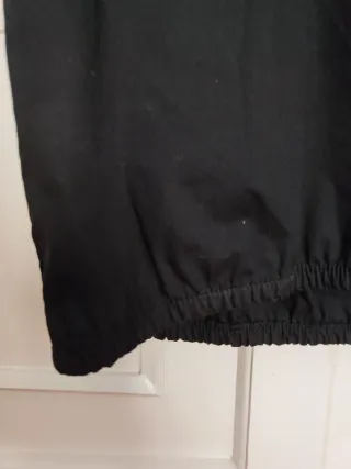 Camiseta negra manga abullonada