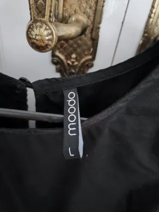 Camiseta negra manga abullonada