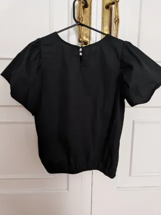 Camiseta negra manga abullonada