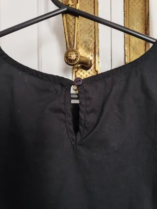 Camiseta negra manga abullonada