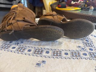 Sandalias Botín Ante Marrón con Flecos.