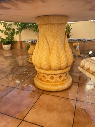 Mesa y bancos de piedra exterior