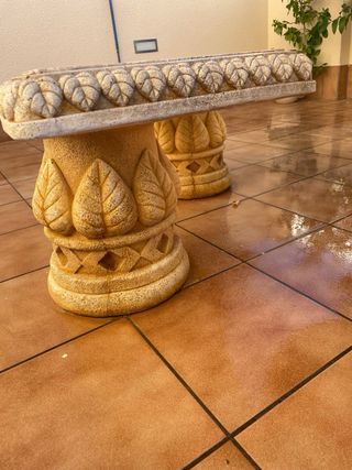 Mesa y bancos de piedra exterior