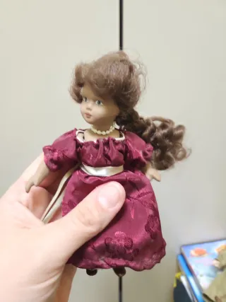 Muñeca de porcelana vintage