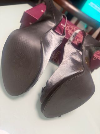 Zapatos de tacón abiertos gris plata. Sin estrenar