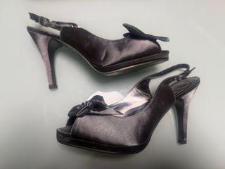 Zapatos de tacón abiertos gris plata. Sin estrenar