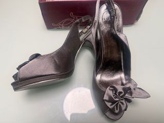 Zapatos de tacón abiertos gris plata. Sin estrenar