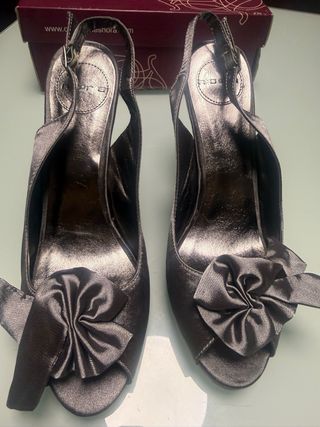 Zapatos de tacón abiertos gris plata. Sin estrenar