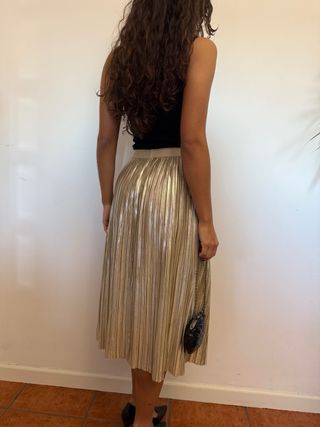 Saia plissada dourada clara