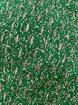 Blusa verde con estampado plateado