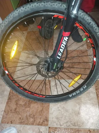 Bicicleta de Montaña Negra y Roja