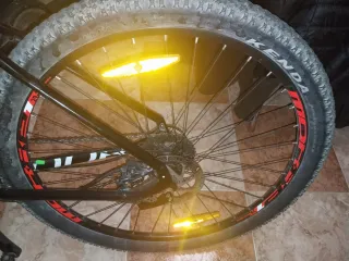 Bicicleta de Montaña Negra y Roja