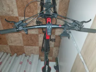 Bicicleta de Montaña Negra y Roja