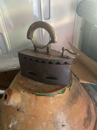 Antigua plancha de hierro fundido