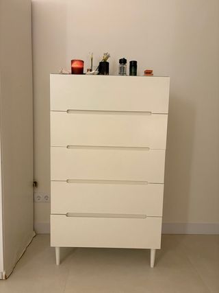 Cajonera blanca con cristal habitacion