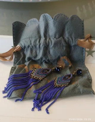 Pendientes largos azul con pedrería.
