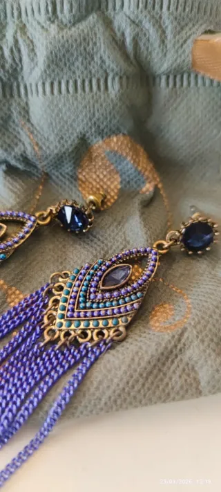 Pendientes largos azul con pedrería.