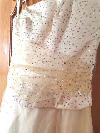 Vestido fiesta pedrería champán y chal a juego