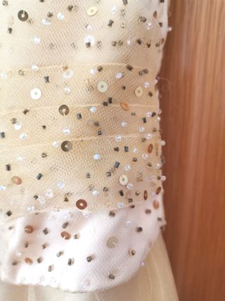 Vestido fiesta pedrería champán y chal a juego