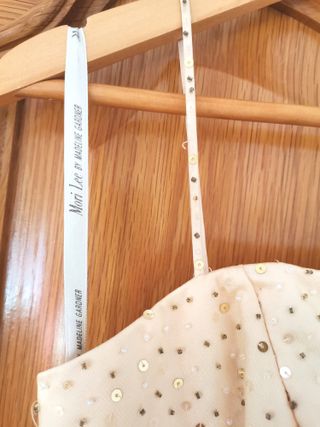 Vestido fiesta pedrería champán y chal a juego