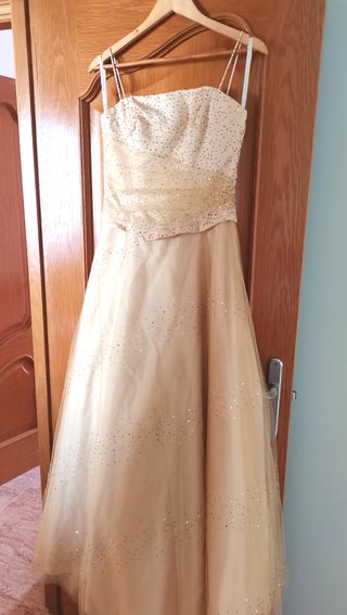 Vestido fiesta pedrería champán y chal a juego