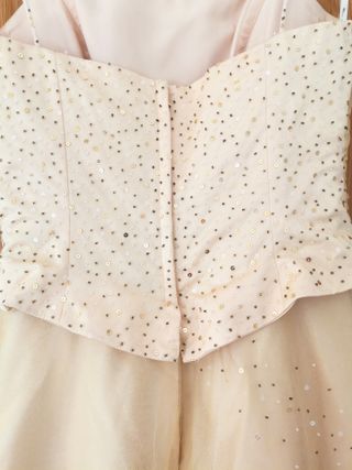 Vestido fiesta pedrería champán y chal a juego